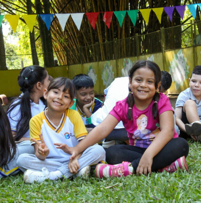 niñas compartiendo en el colegio mi liceo taller