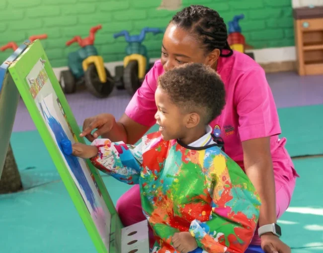 Bebe pintando en jardín maternal Mi Liceo Taller en Jamundí