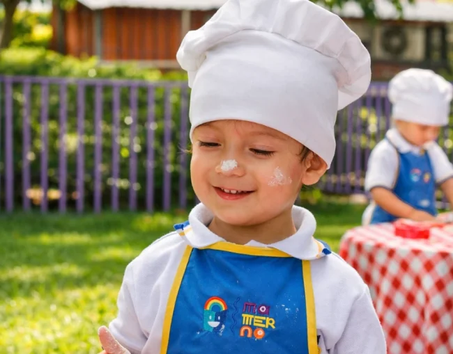 Bebe jugando como chef para su estimulación temprana en el jardín materno en Jamundí