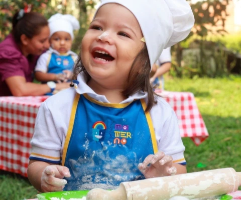 Niña chef aprendiendo con nosotros en Mi Liceo Taller materno