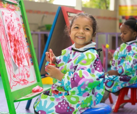 Niña pequeña pintando en mi liceo taller materno