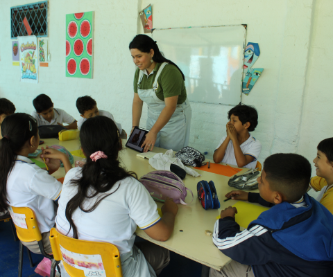 Maestra enseñando a alumnos de Mi Liceo Taller