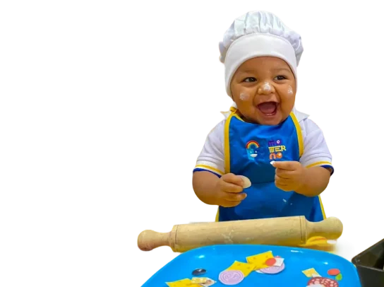 bebe jugando a la cocina en el jardín infantil materno